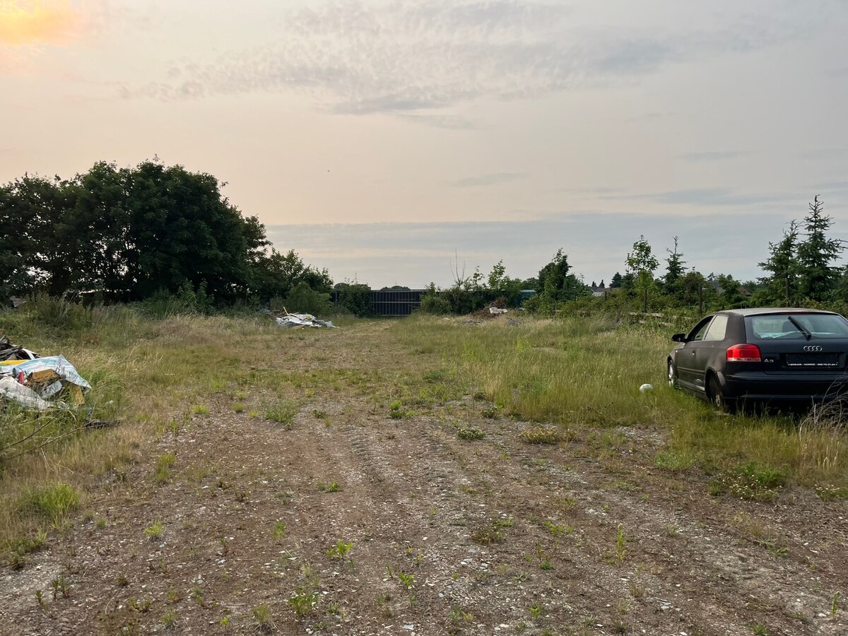 Handelsgelijkvloers met opslagruimte, weiland en achteringang 