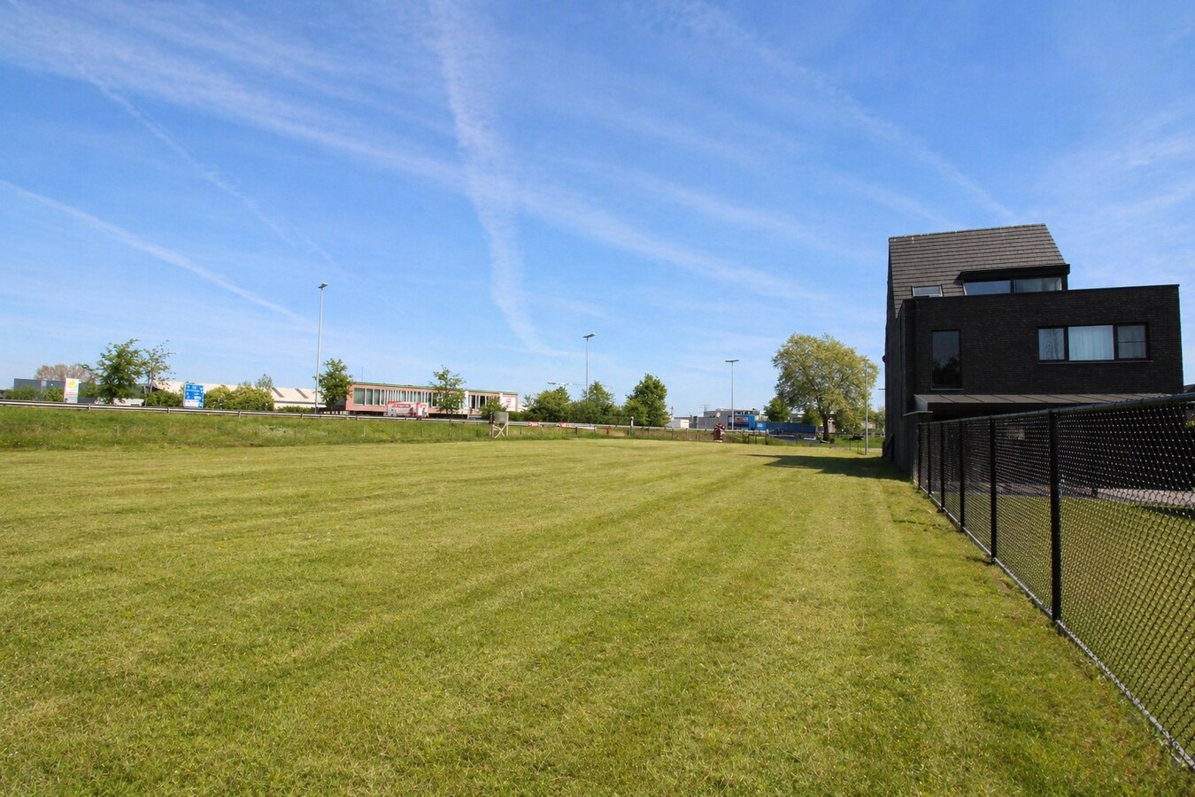 Ruim bouwperceel te koop in Temse: bouwgrond voor moderne rijwoning met grote tuin (388 m²) op een unieke locatie! 