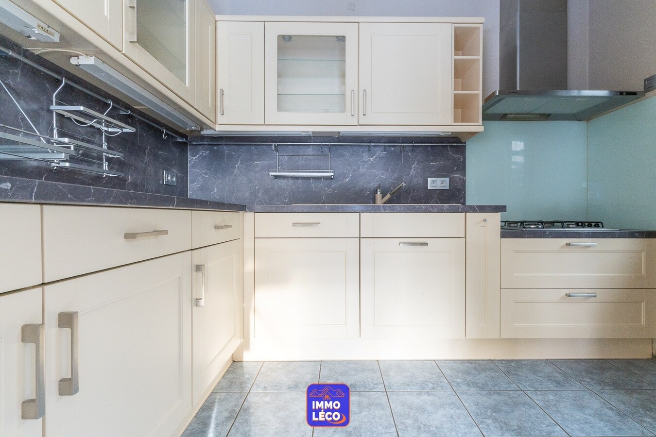 "Plain-Pied" érigé sur 544m² avec double garage, parking, jardin ! 