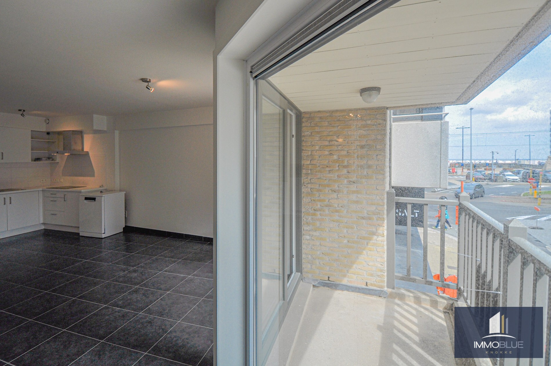 Appartement idéalement situé avec vue partielle sur la mer et sur le centre commercial. 