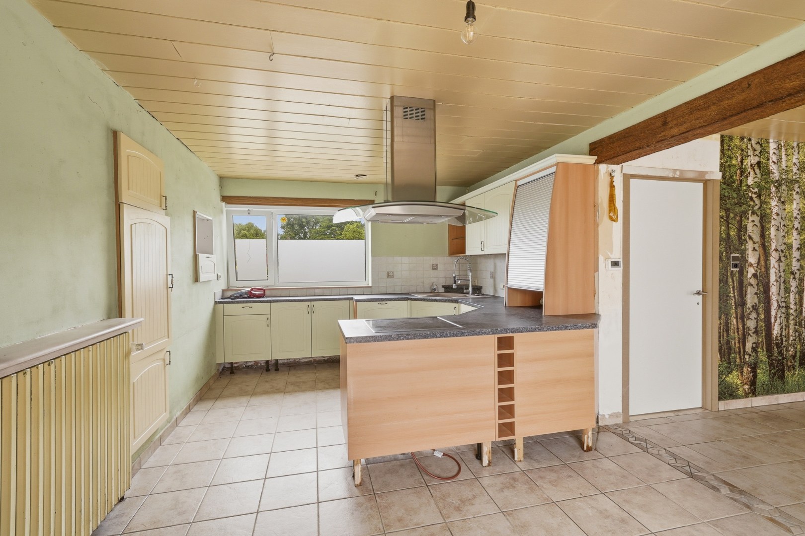 Vrijstaande bungalow met veel potentieel langs het water in hartje Oudenburg 