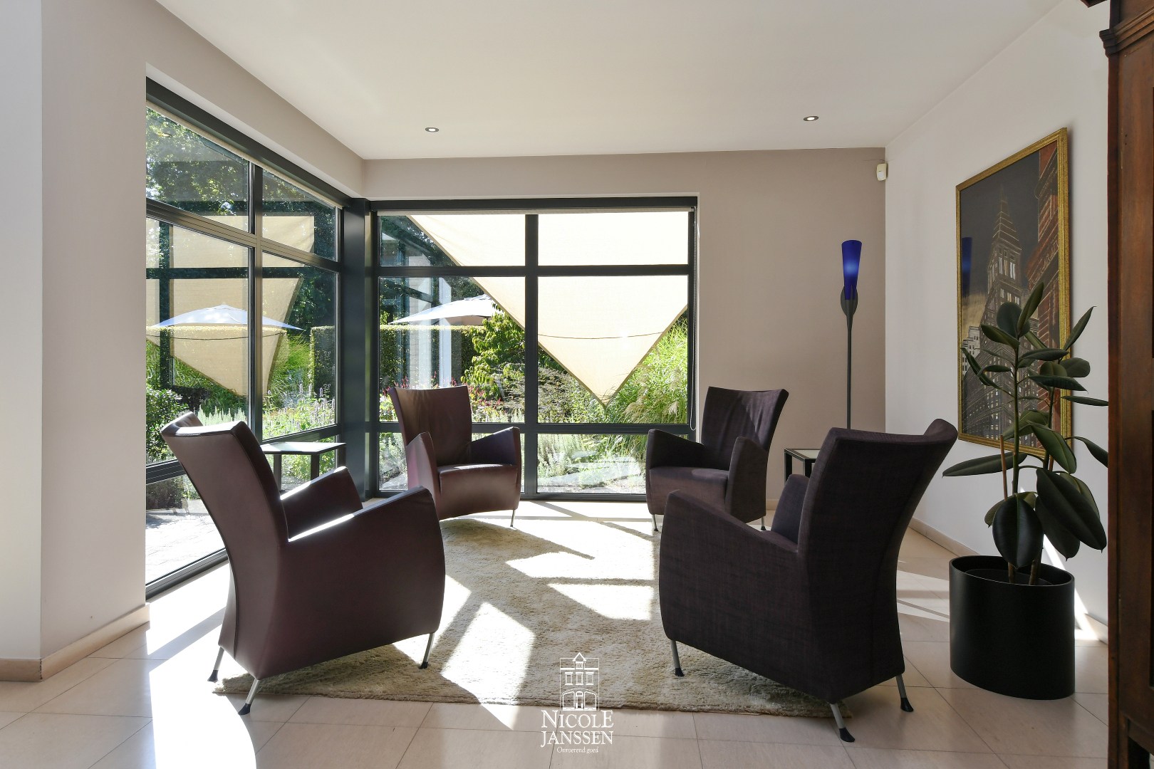 Gezellige zitruimte met zicht op de tuin 