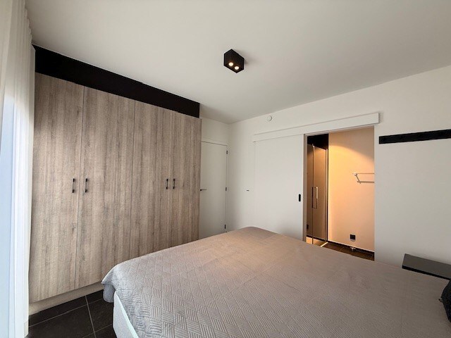 Nieuwbouwappartement met 1 slaapkamer, terras en autostandplaats te Maasmechelen. 