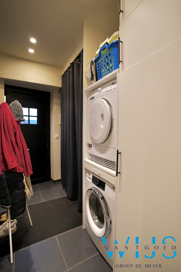 Gelijkvloers appartement met tuin en garage te OOSTEEKLO ! 