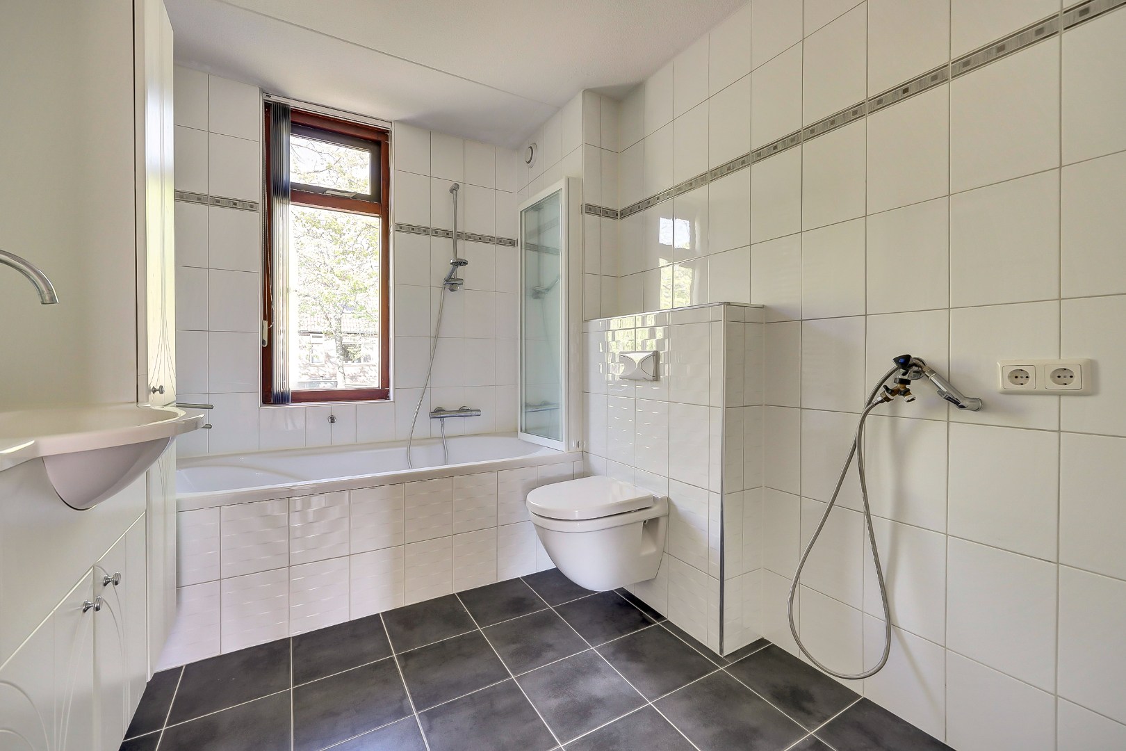 Ruime 5-kamer hoekwoning met aangebouwde garage op een kavel van maar liefst 297 m2 eigen grond! 