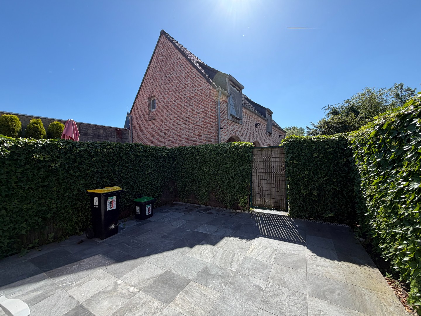 Halfopen bebouwing met terras en garage 