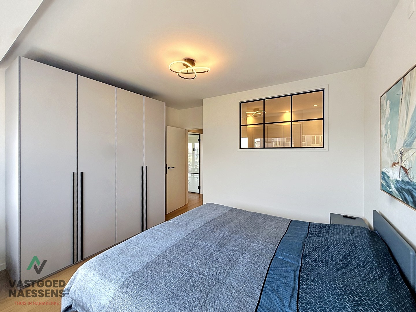 Nouvel appartement rénové d'une chambre avec vue latérale sur la mer. 