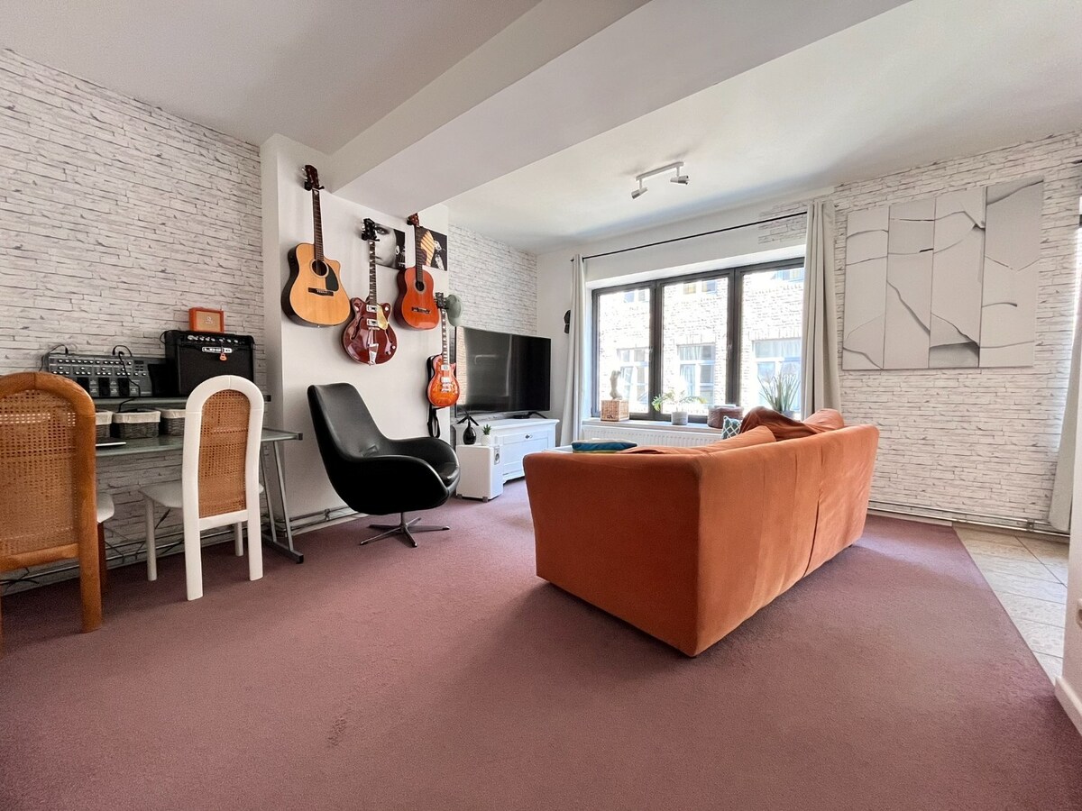 Comfortabel appartement op de 1ste verdieping van een kleinschalige residentie op een steenworp van de historische markt! 