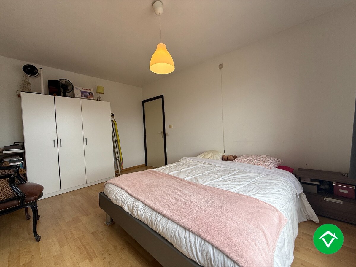 Appartement met twee slaapkamers, terras en autostaanplaats te Roeselare 