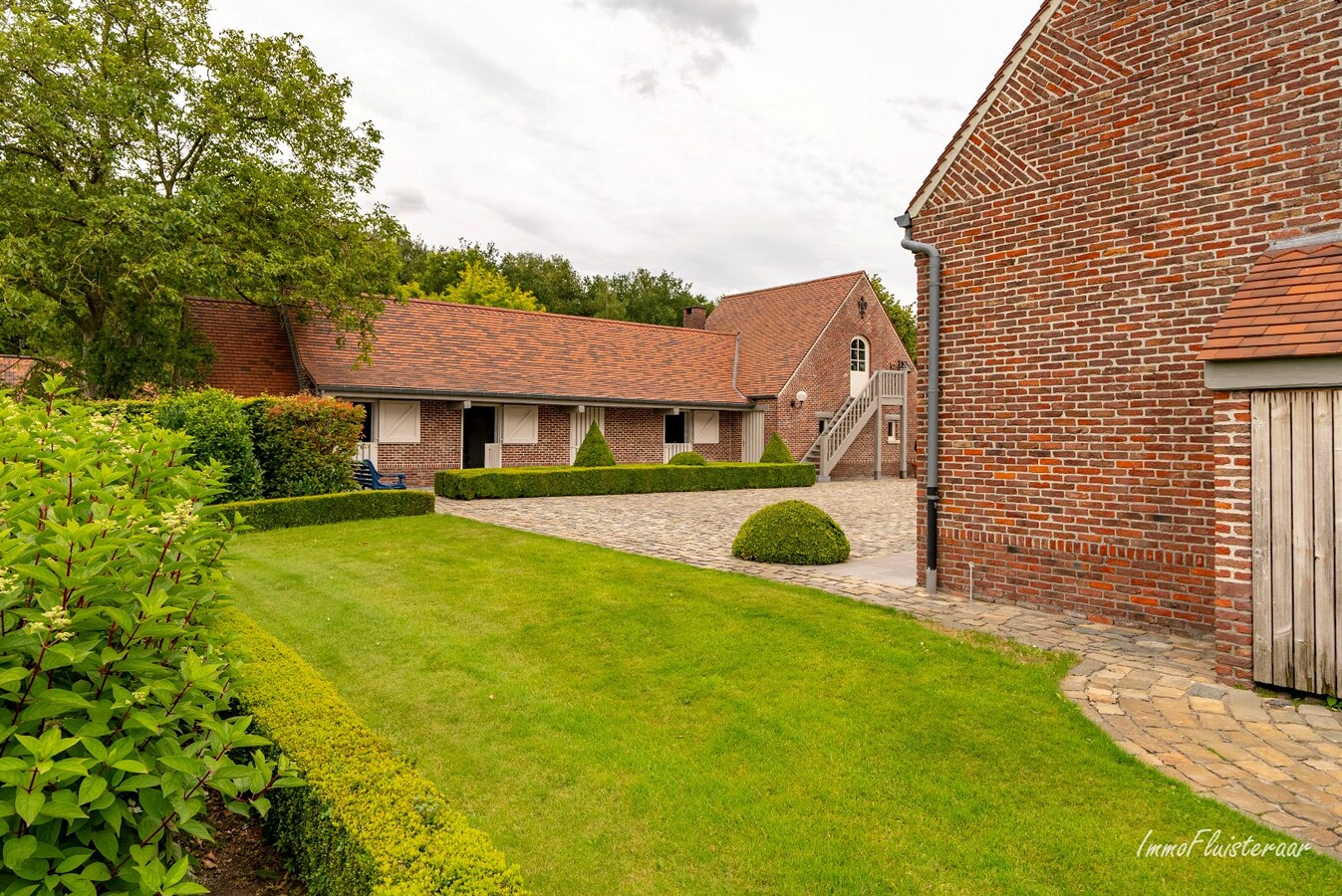 Manoir exclusif avec écuries, piscine et court de tennis sur un domaine d'environ 9 hectares à Retie. 