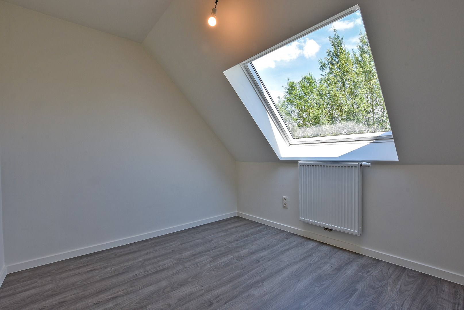 Ruime energiezuinige recente halfopen bebouwing  (2024) met inpandige garage op 258m² gelegen te Houthulst. 