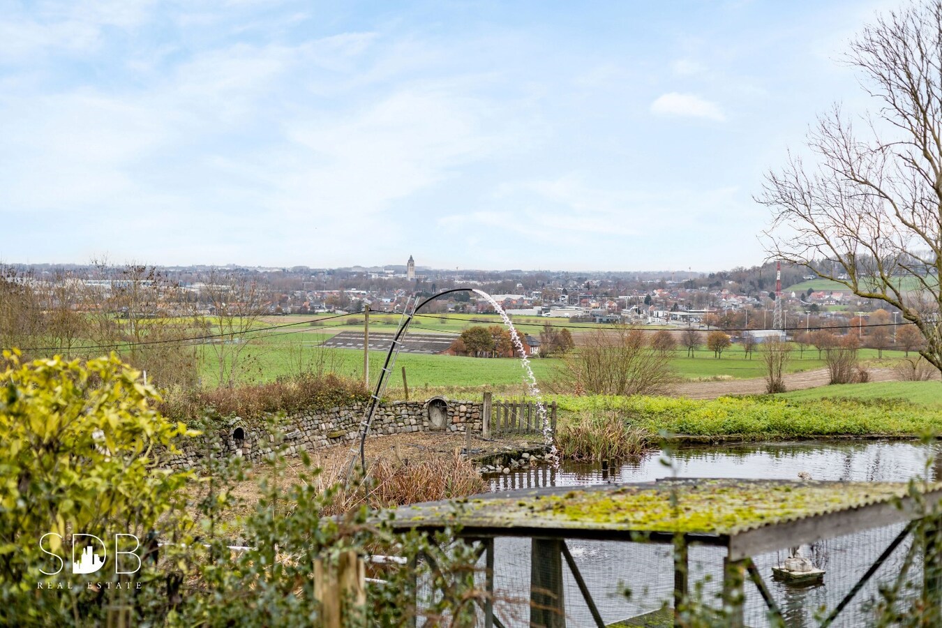 Authentieke hoeve met bijgebouwen met graslanden op circa 8.750m² 
