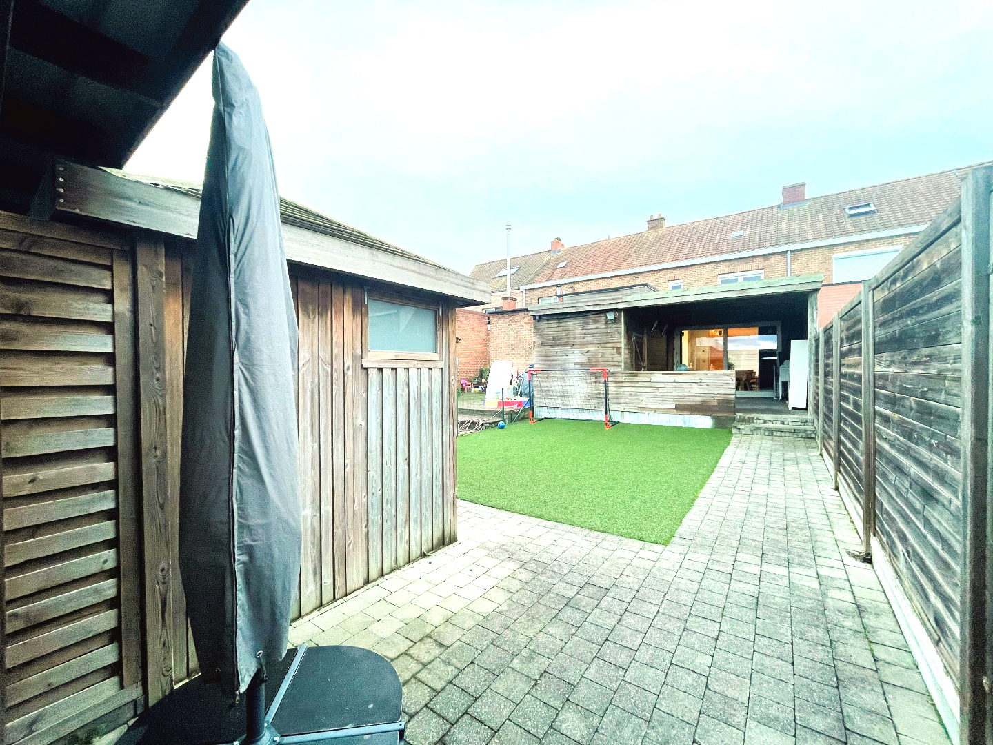 Gezellige rijwoning met 3 slaapkamers en uitweg 