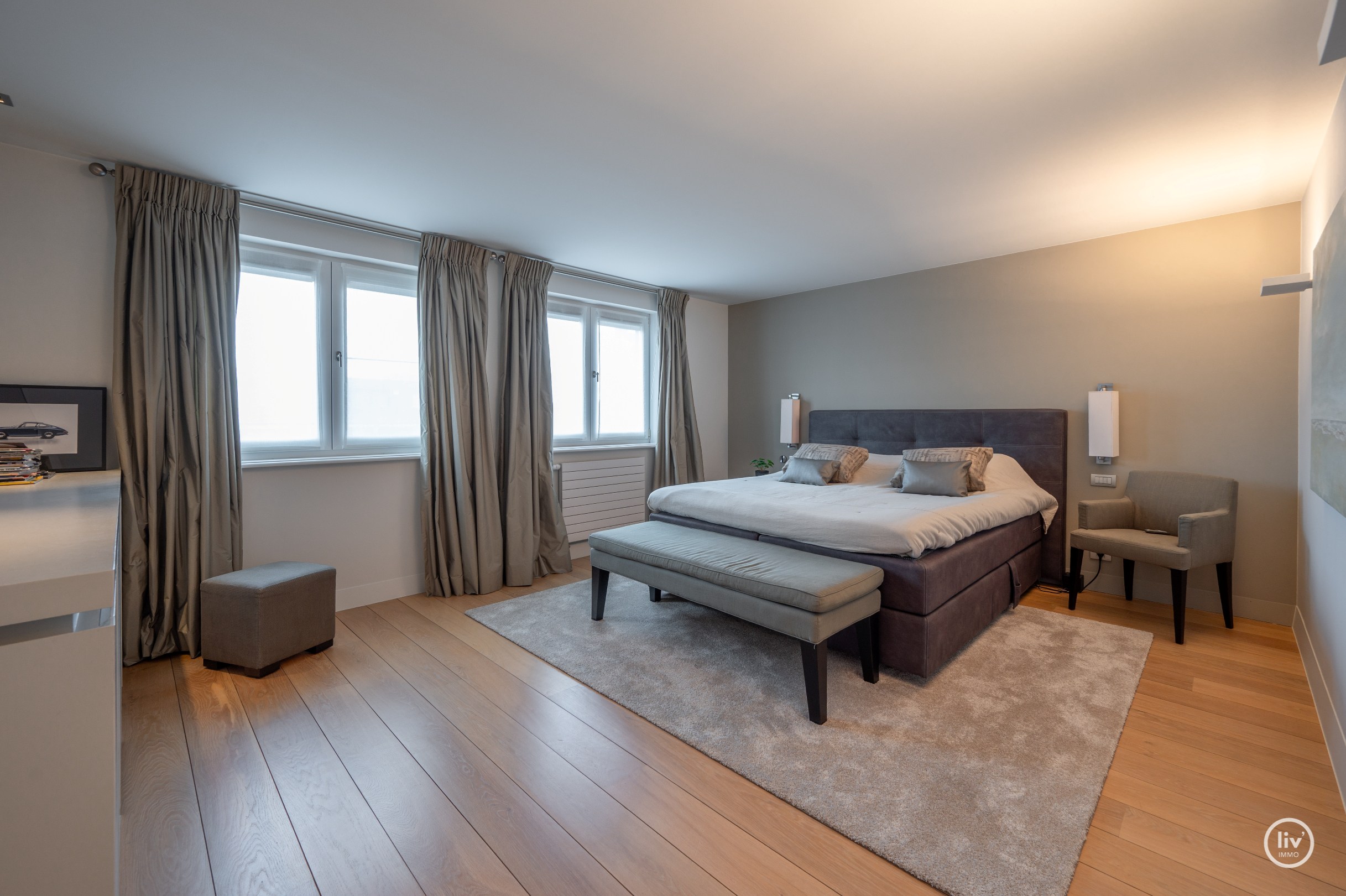 Récente mezzanine de 292 m2 située au centre avec de grandes terrasses, située dans la Vanbunnenlaan à Knokke. 