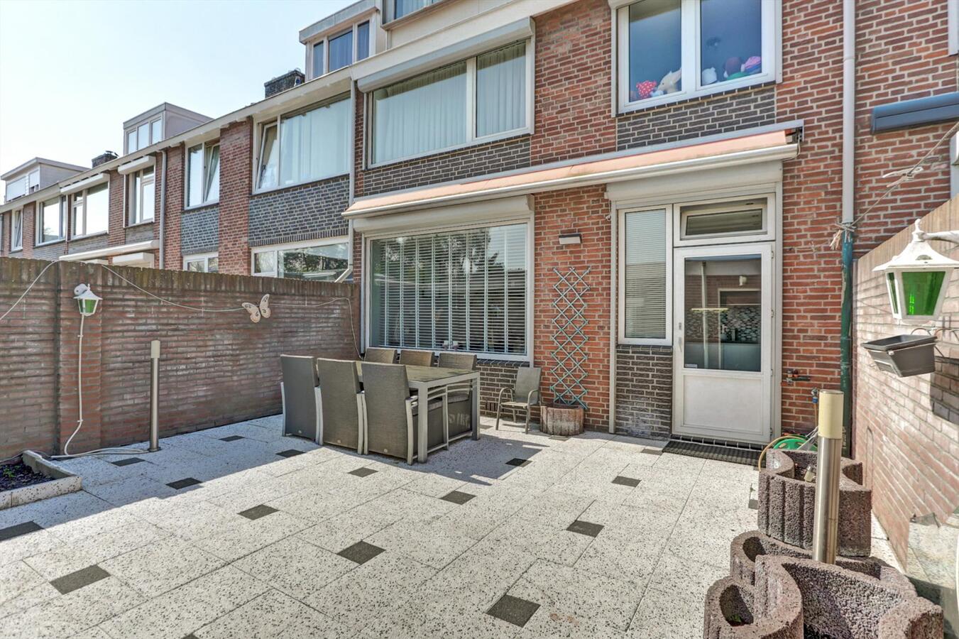 Tussenwoning met 4 slaapkamers en ruime garage van 6 x 5 m! 