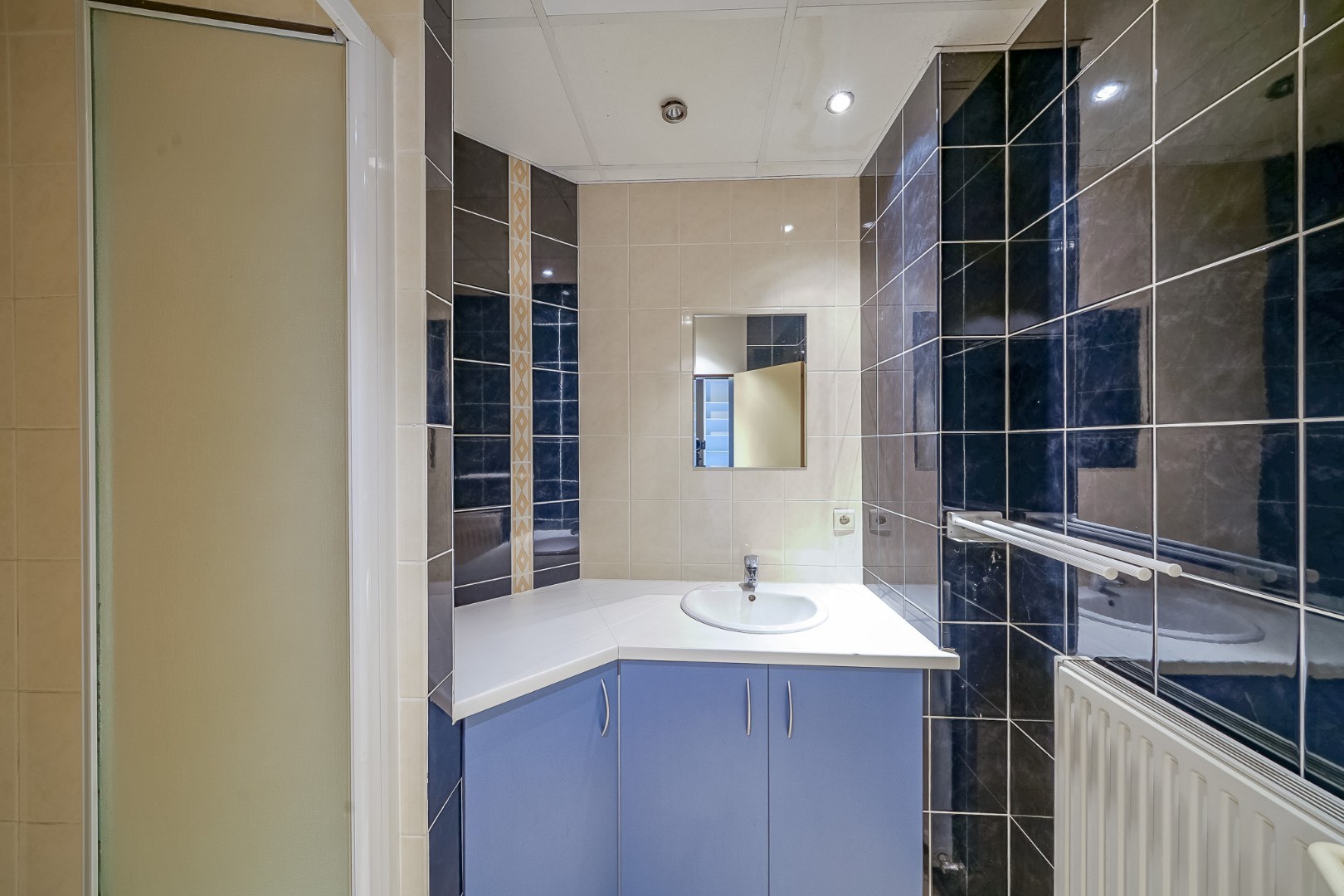 Winkelruimte met magazijn en woonst te Oostende 