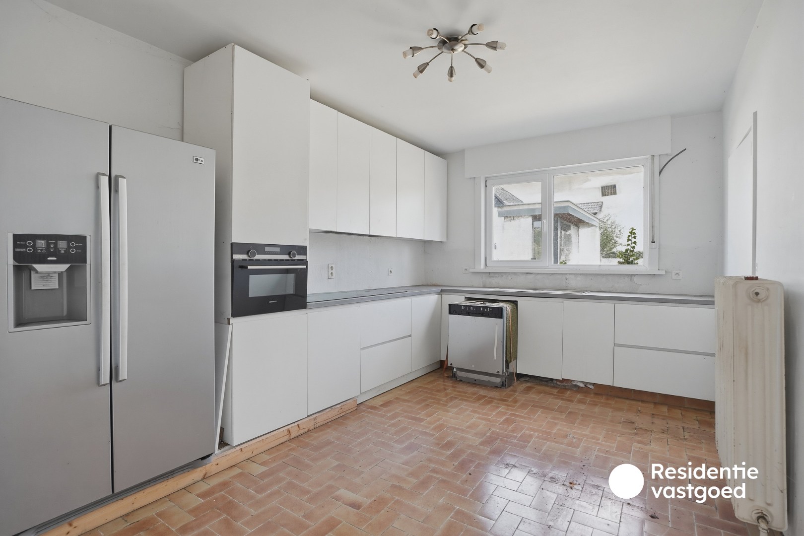Ruime te renoveren bungalow op 959 m² met landelijk verzicht 