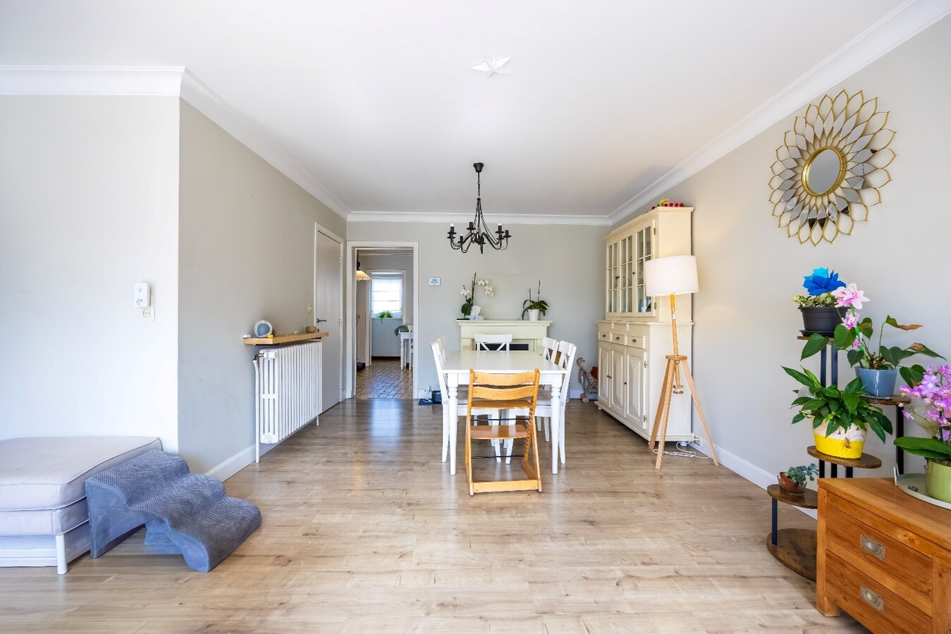 Instapklare bel-etagewoning met garage, zonnepanelen en aangename buitenruimte in het centrum van Heist. 