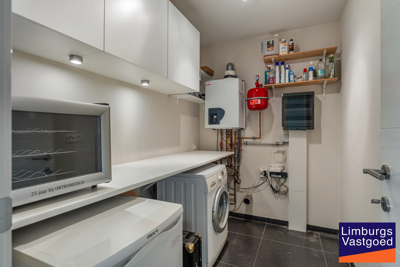 Exclusief penthouse met ruim terras, 2 slpk, extra brede autostaanplaats, centrum Houthalen 