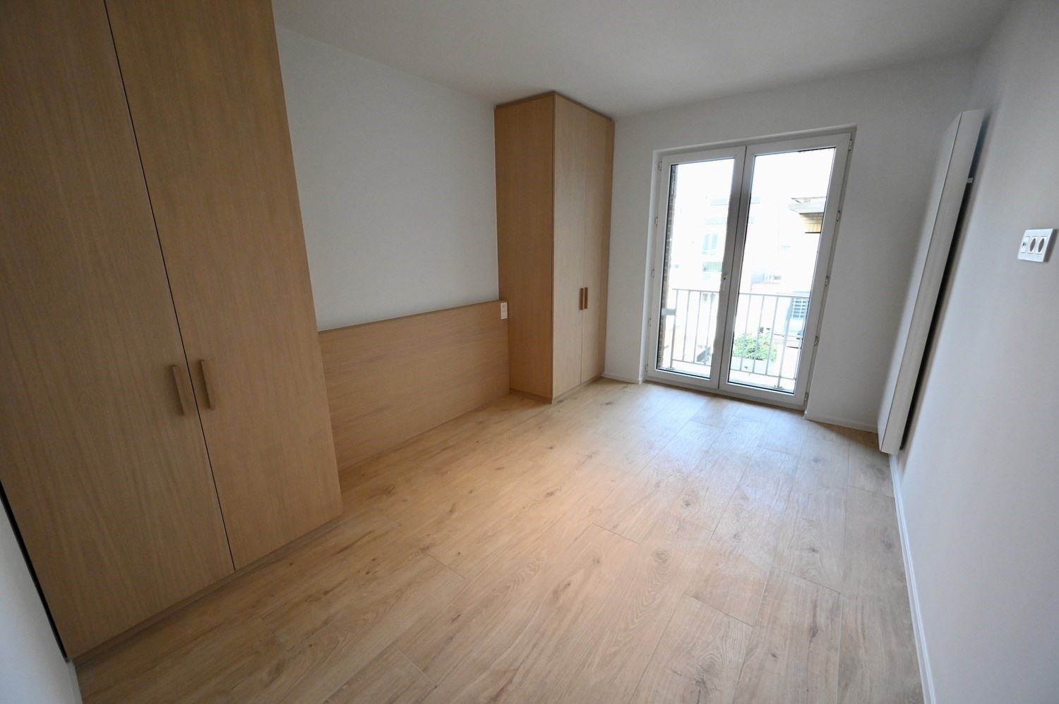 Non meublé - Neuf - Appartement luxueusement rénové avec 3 chambres et une vue dégagée sur la place du Bourgmestre Frans Desmidt. 