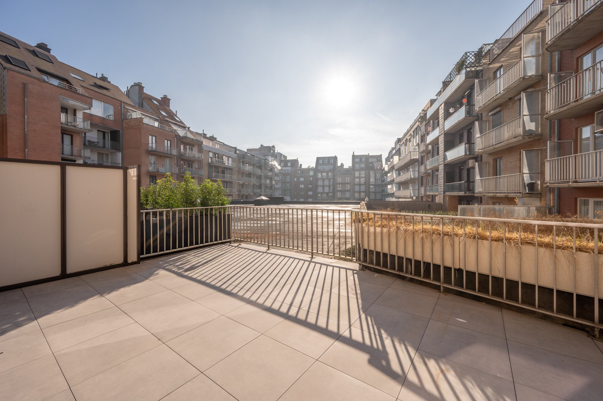 Exclusief gerenoveerd appartement met 3 slaapkamers te koop vlak bij het Albertstrand en het Lichtorenplein. 