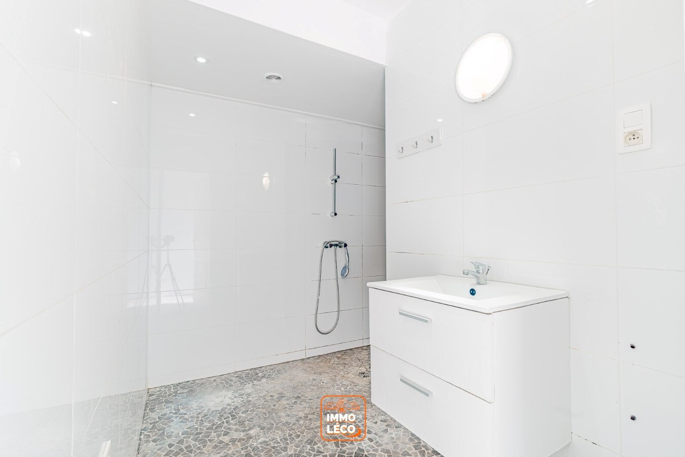 Maison 4 chambres avec jardin, dans une rue avec facilités de stationnement 