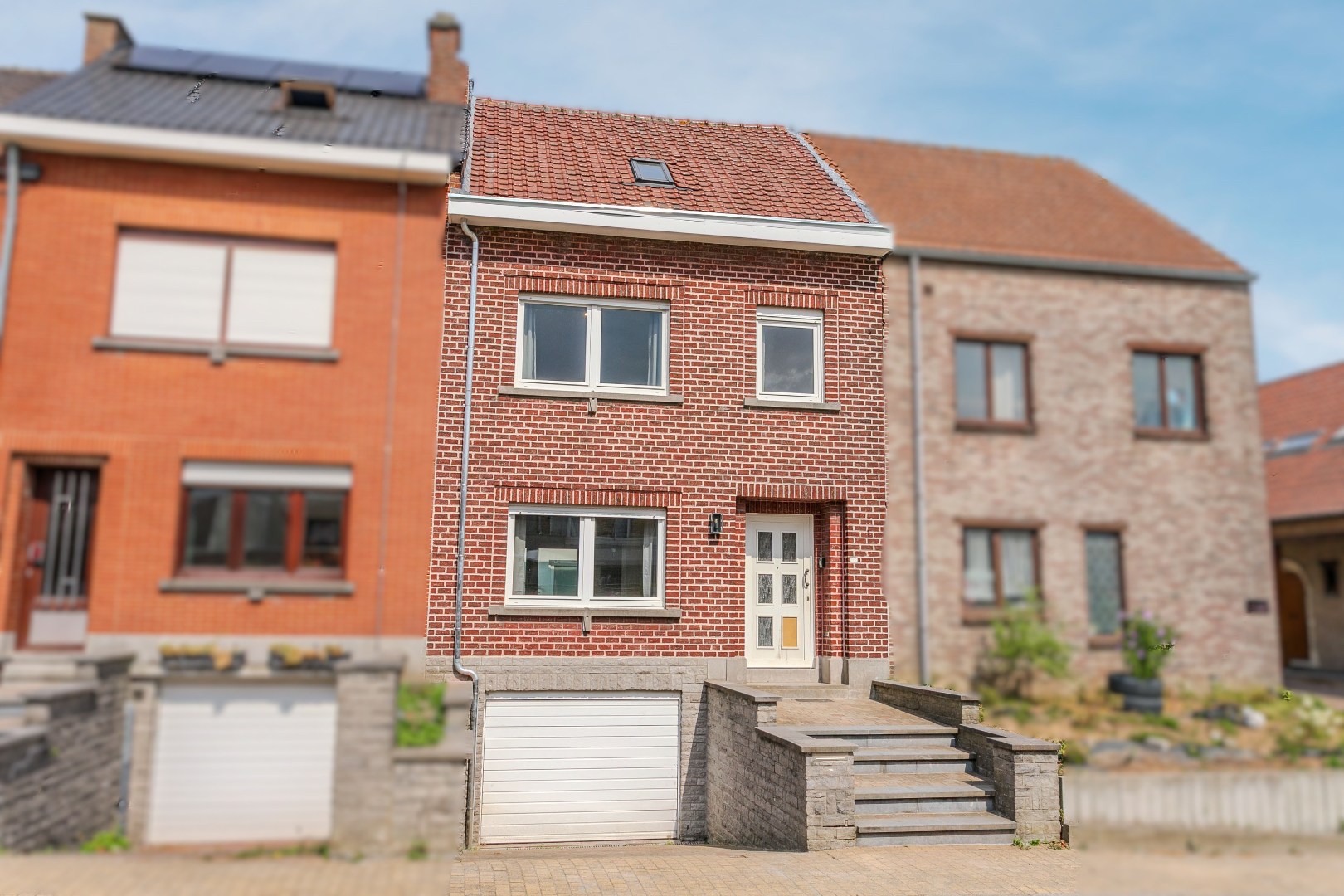 Gerenoveerde woning (EPC B) met 3 slpks (5 mogelijk) garage en tuin in een rustige straat te Lembeek 