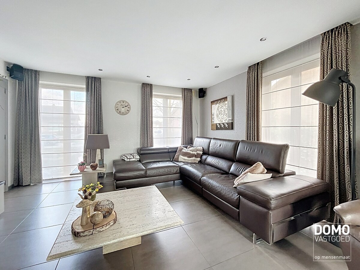 Ruime woning met 4 slaapkamers, groene tuin, terras en inpandige garage 