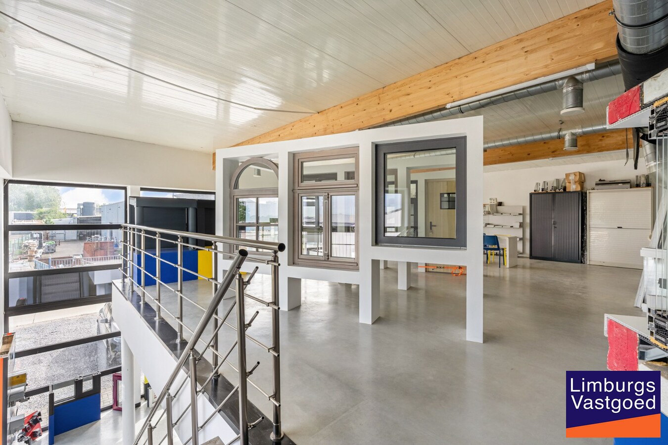 Bedrijfsgebouw met toonzaal, kantoren, magazijn en woonst - groot 700m² 