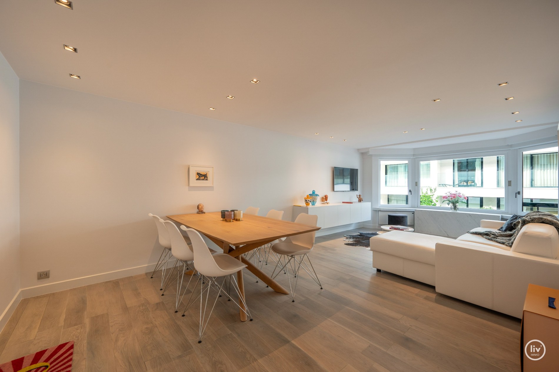 Gezellig appartement met 1 slaapkamer centraal gelegen op de Diksmuidestraat te Knokke (mog. tot aankoop van een inpandige garagebox) 