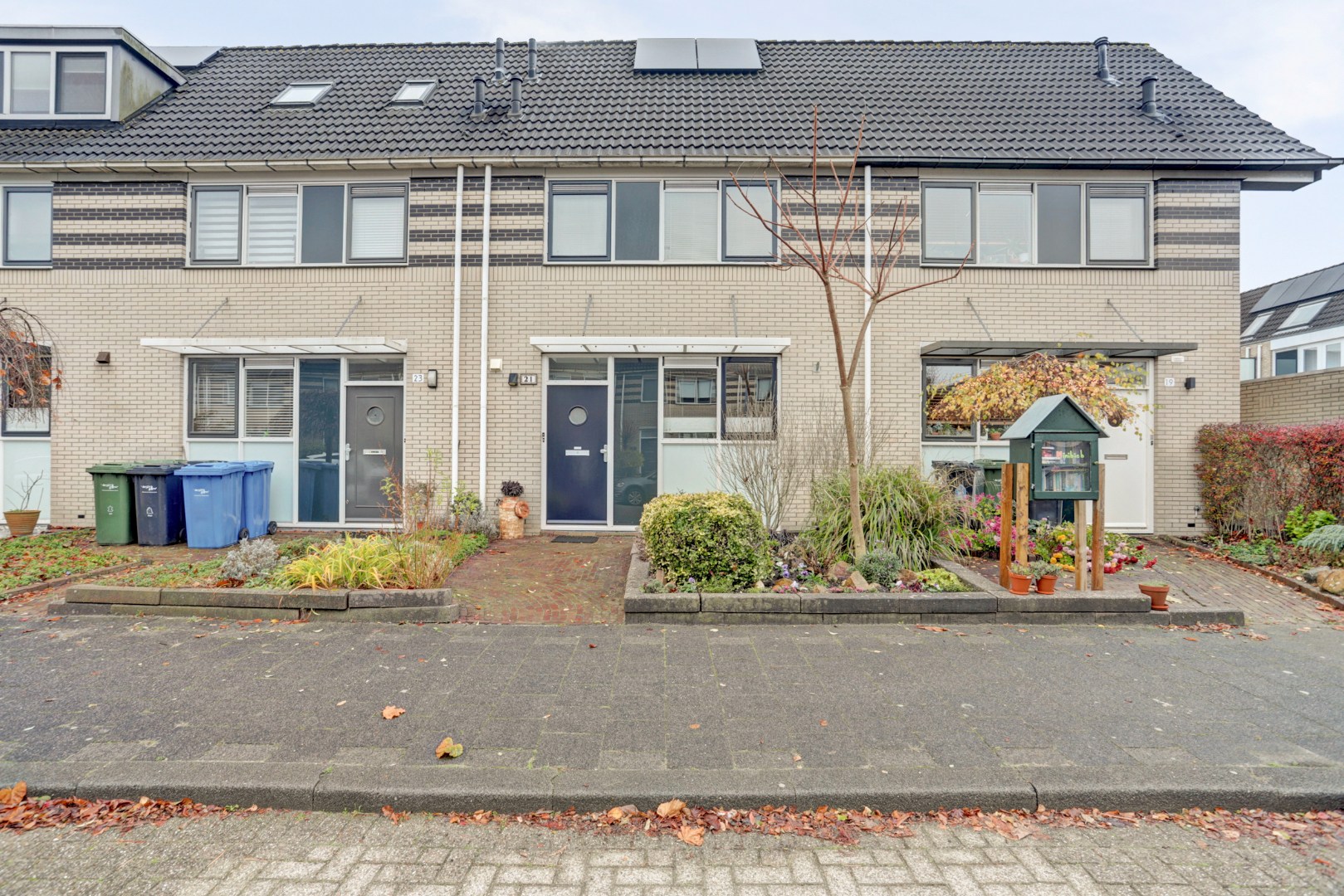 Ruime 5-kamer tussenwoning met inbouw keuken, moderne badkamer, 4 slaapkamers, ruime tuin gelegen op het zuidwesten. 