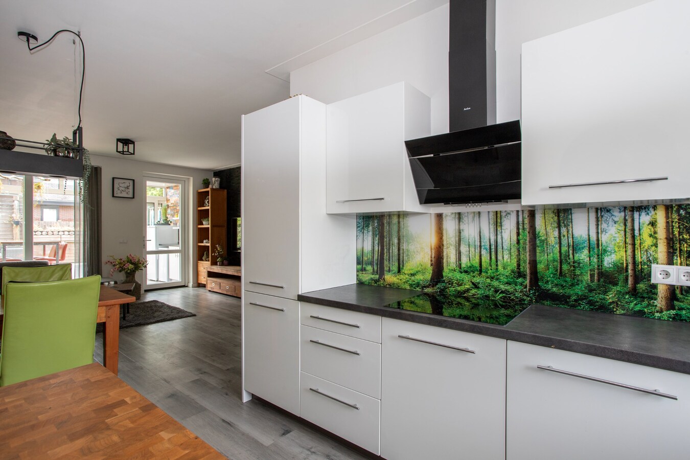 Nagenoeg nieuwe, netjes afgewerkte tussenwoning op 112 m² met berging, overkapping en een vrije achterom. 