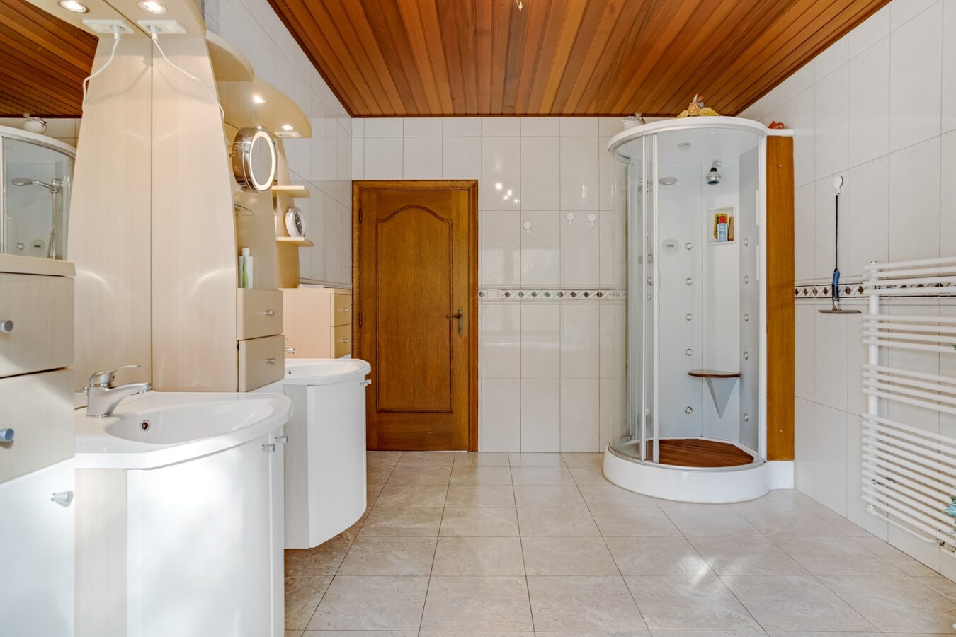 Vrijstaande woning met garage op ruim perceel in het centrum. 