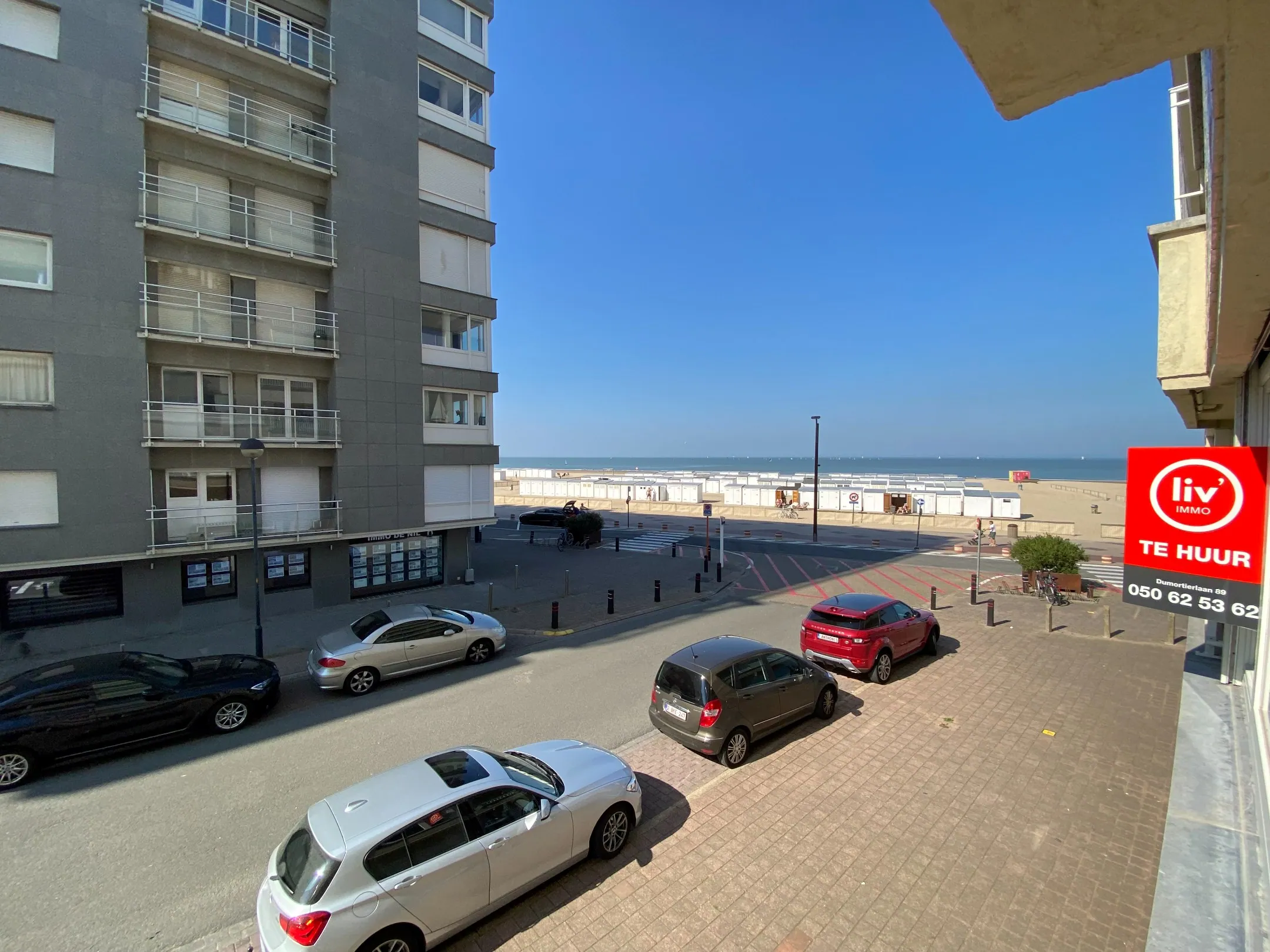 MEUBLÉ - Appartement de 3 chambres entièrement rénové avec VUE SUR MER LATÉRALE situé dans le charmant DUINBERGEN.