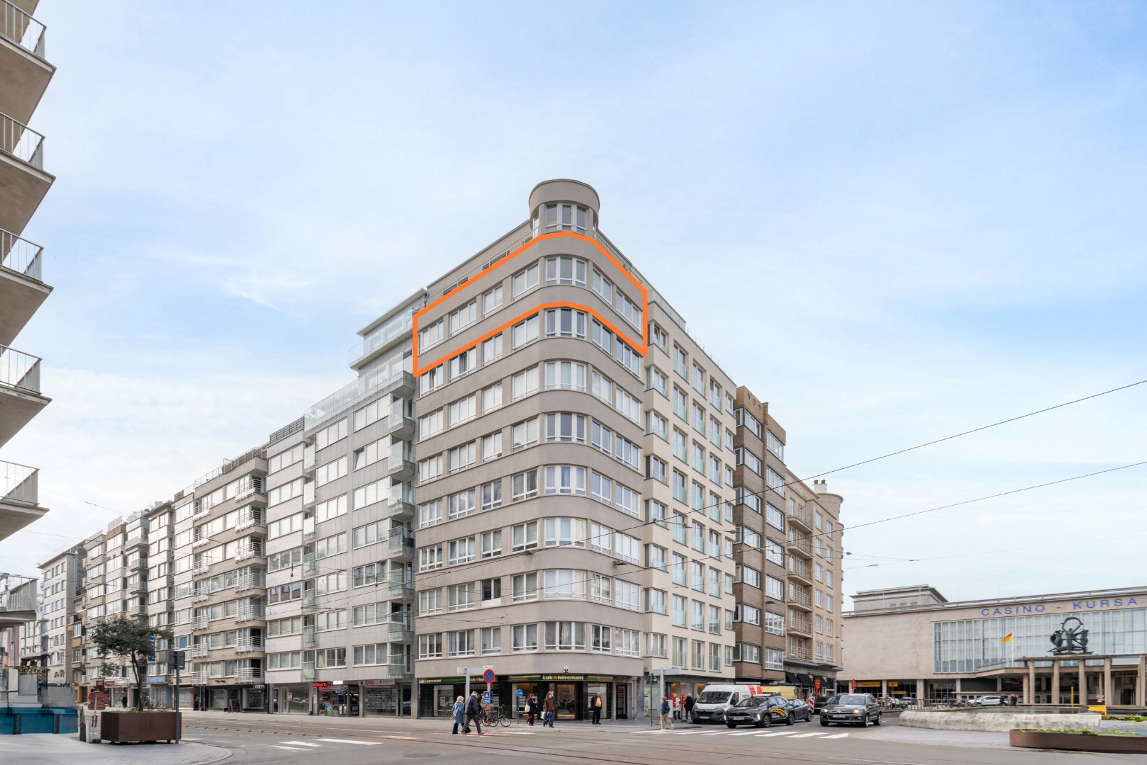 PRACHTIG GERENOVEERD 2-SLAAPKAMER APPARTEMENT OP TOPLIGGING 