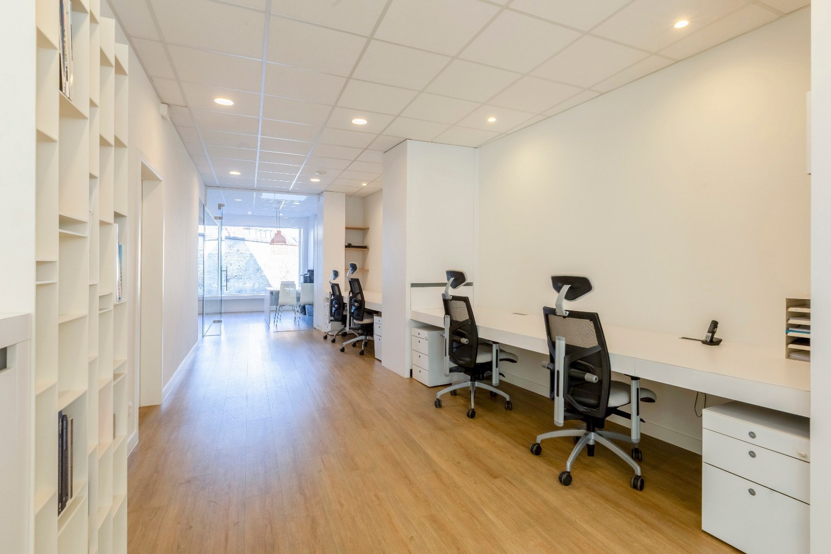 Modern en lichtrijk kantoor; praktijk- of winkelruimte op commercieel gunstige locatie 