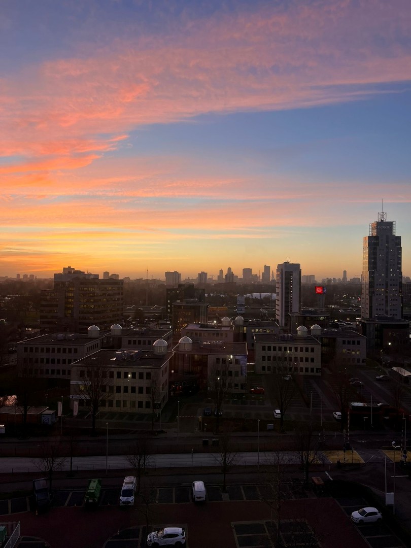 Energiezuinig en instapklare studio met energielabel A, moderne keuken en badkamer en uitzicht op de skyline van Rotterdam. 