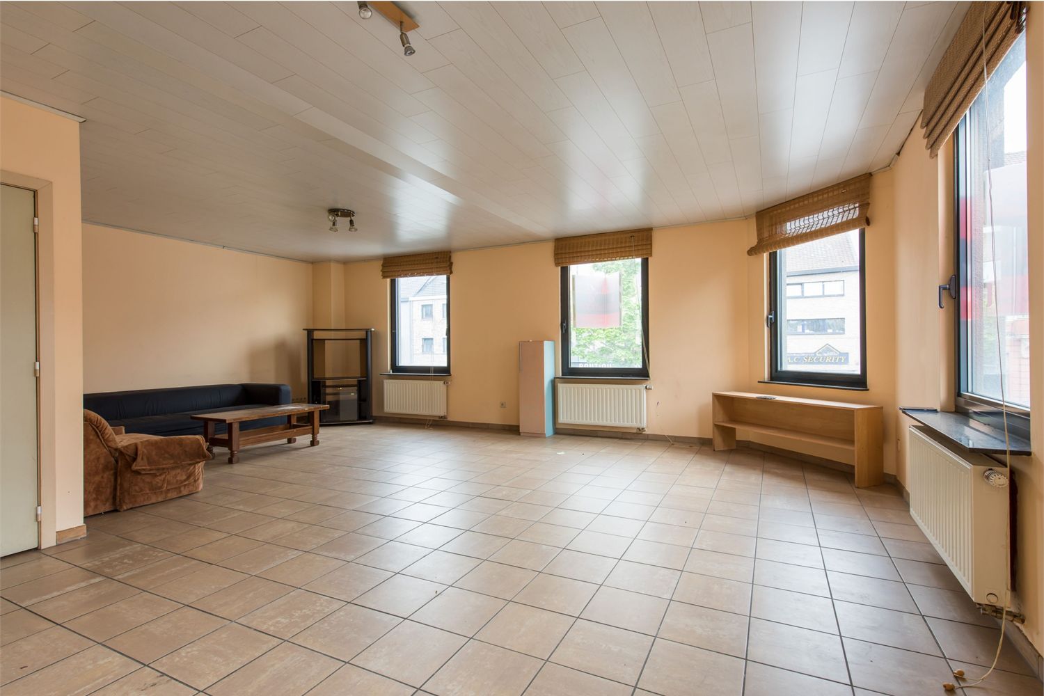 Handelspand met ruime woonst op toplocatie 