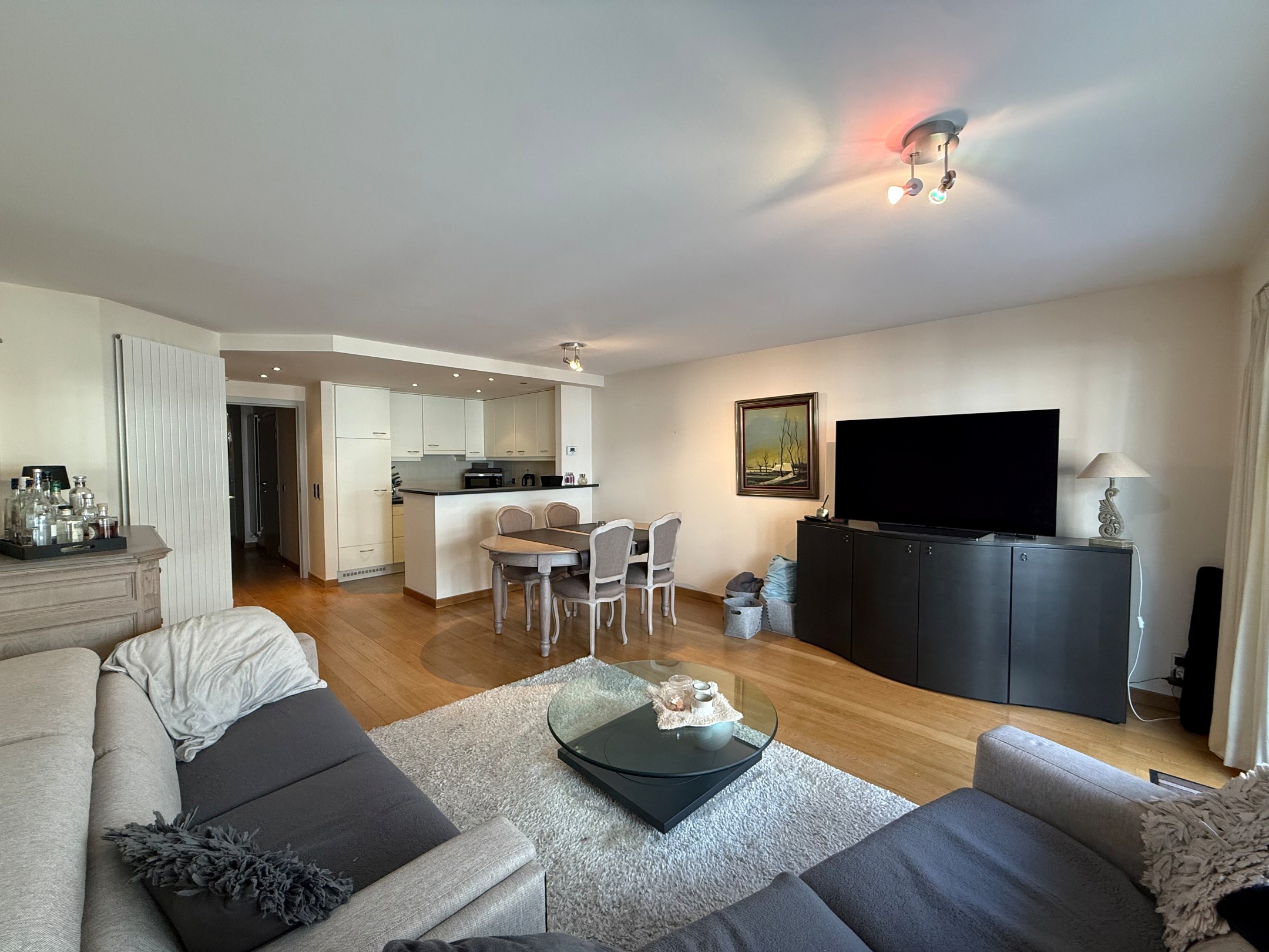 Meublé - Appartement idéalement situé et parfaitement entretenu avec 2 chambres et une grande terrasse situé dans l'avenue Van Bunnen. 