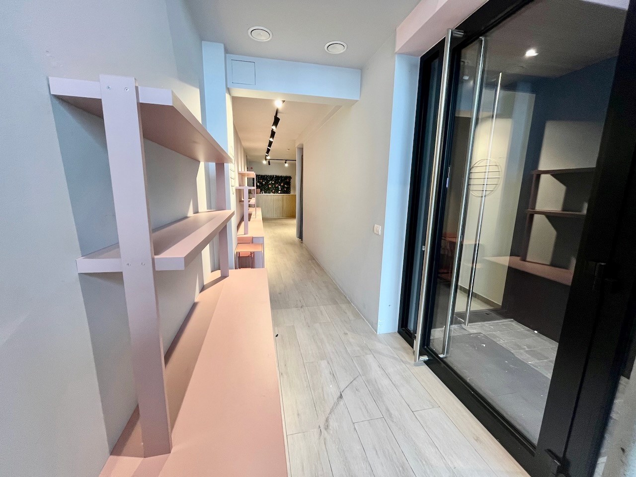 Recent handelspand met mezzanine, gelegen op een commerciële plaats in de Lippenslaan te Knokke. 