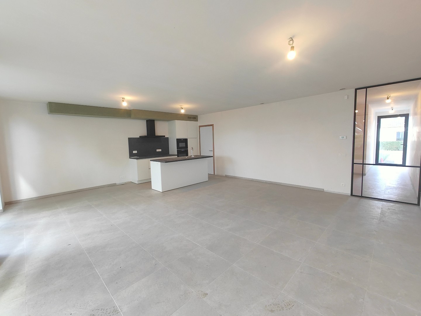 Afgewerkte woning met 2 slaapkamers &amp; ruim zonnig terras en tuin + autostaanplaats en berging 