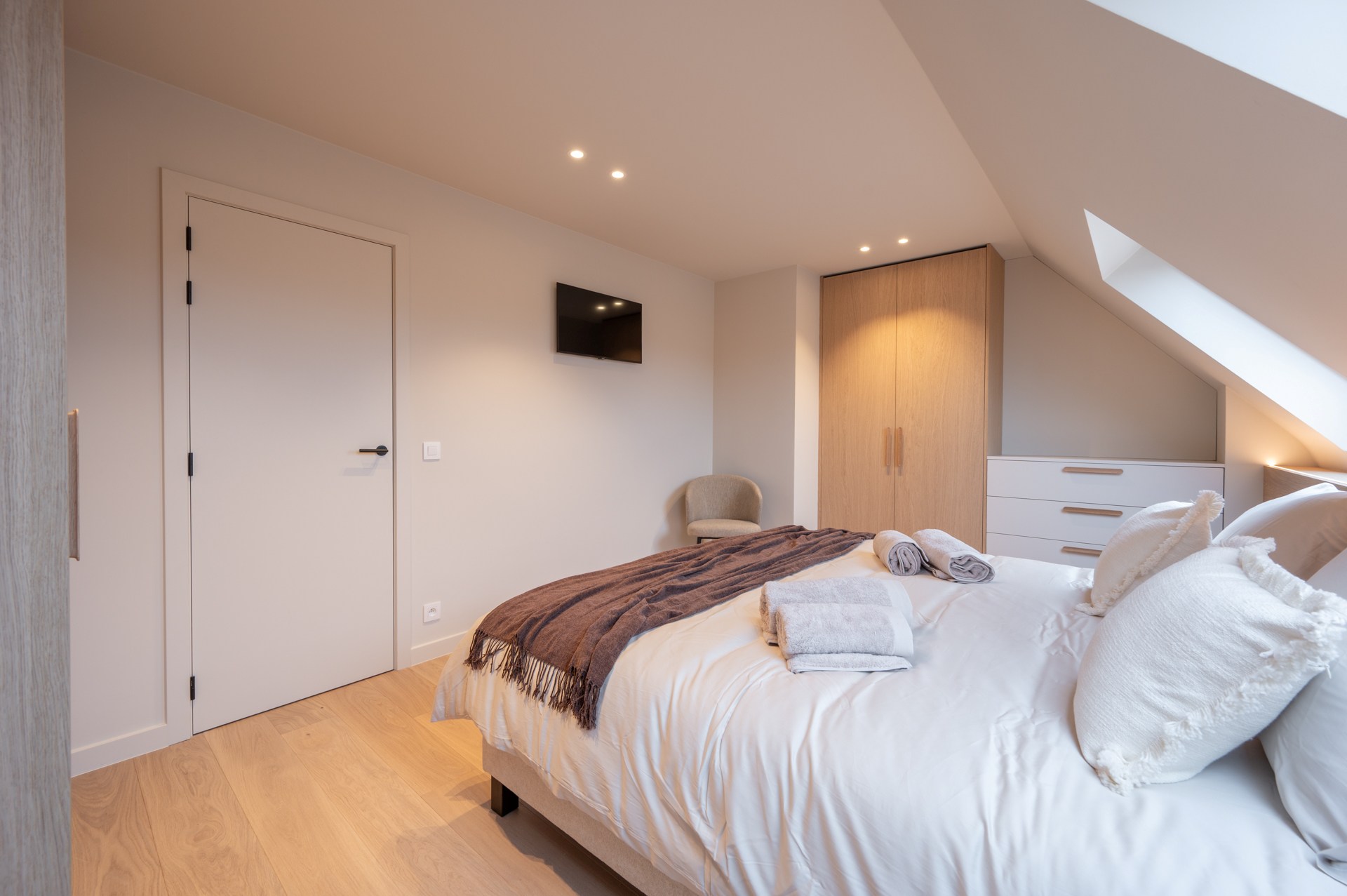 Appartement en duplex spacieux et rénové, orienté plein sud, situé dans un emplacement exceptionnel sur la Lippenslaan. 