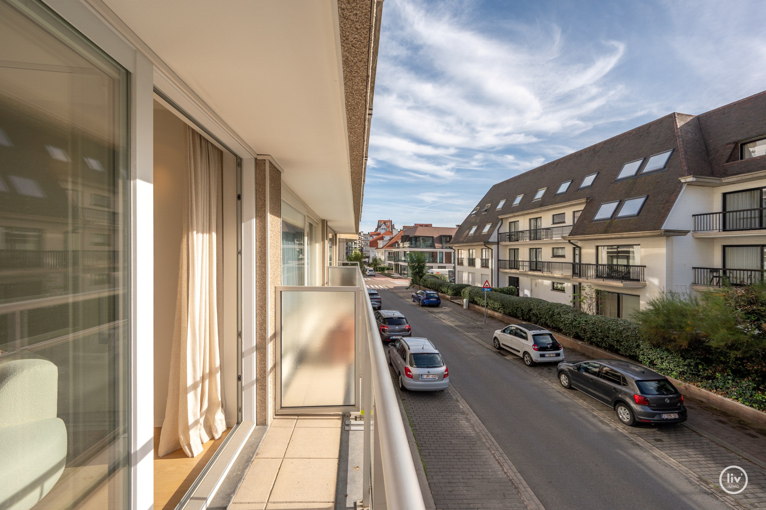 Prachtig gerenoveerd 3 slaapkamerappartement met open zichten gelegen op de Jozef Nellenslaan te Knokke. 
