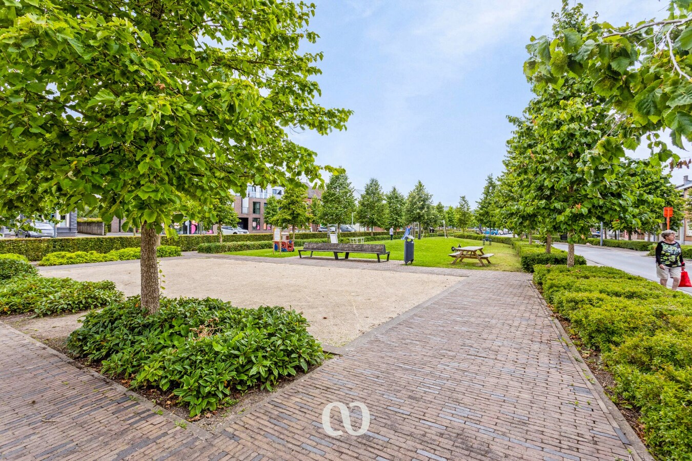 Op te knappen woning met 3 slaapkamer, oprit en garage op toplocatie 