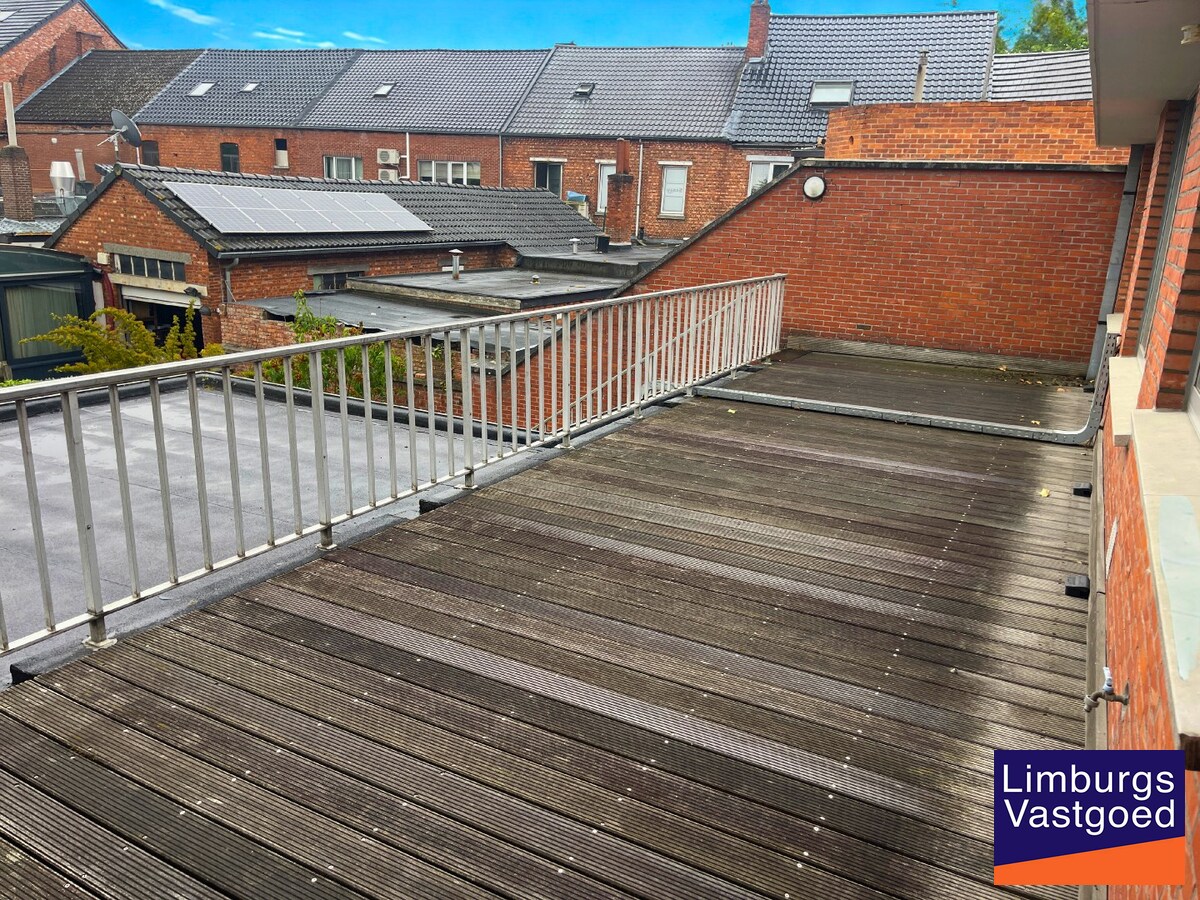 Kantoorgebouw 482m² op 3a85ca met tuin en garage op commerciële topligging 