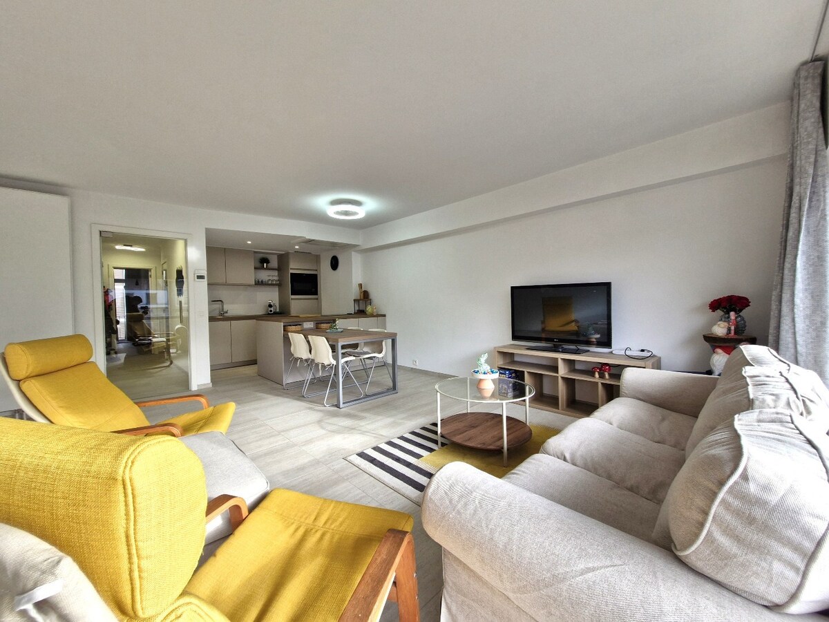 Gerenoveerd appartement aan de achterzijde van de zeedijk. 