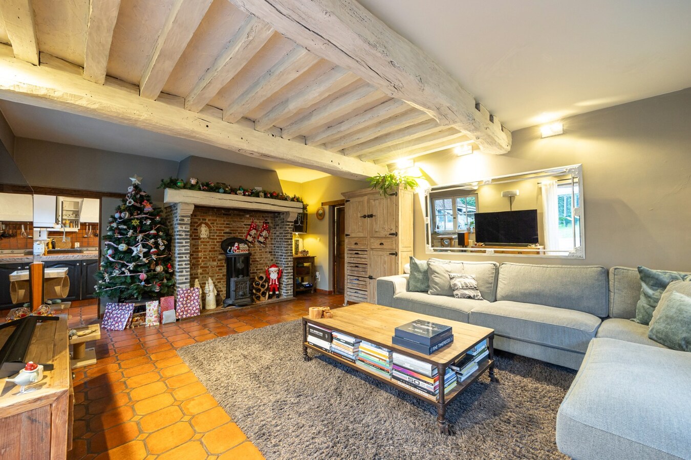 Charmante en ruime woning met zwembad en bijgebouw op toplocatie 