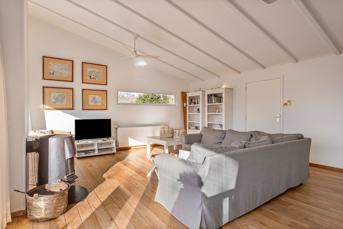 T.A. Makelaardij biedt aan: moderne architectonische vrijstaande villa met extra brede vrijstaande garage en royale private tuin rondom. 