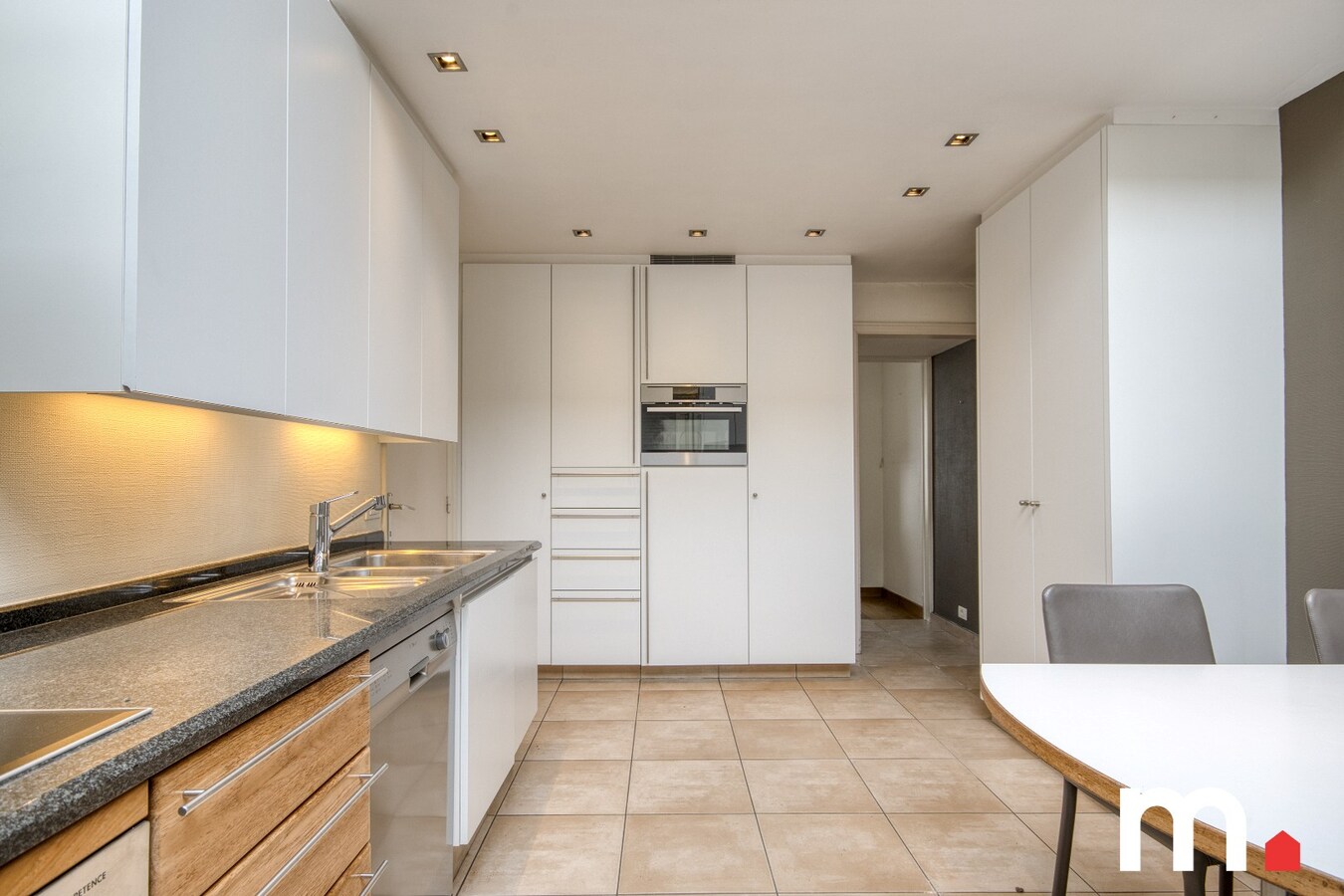 Centraal gelegen woning met privé parkeerplaats te koop in Heule ! 