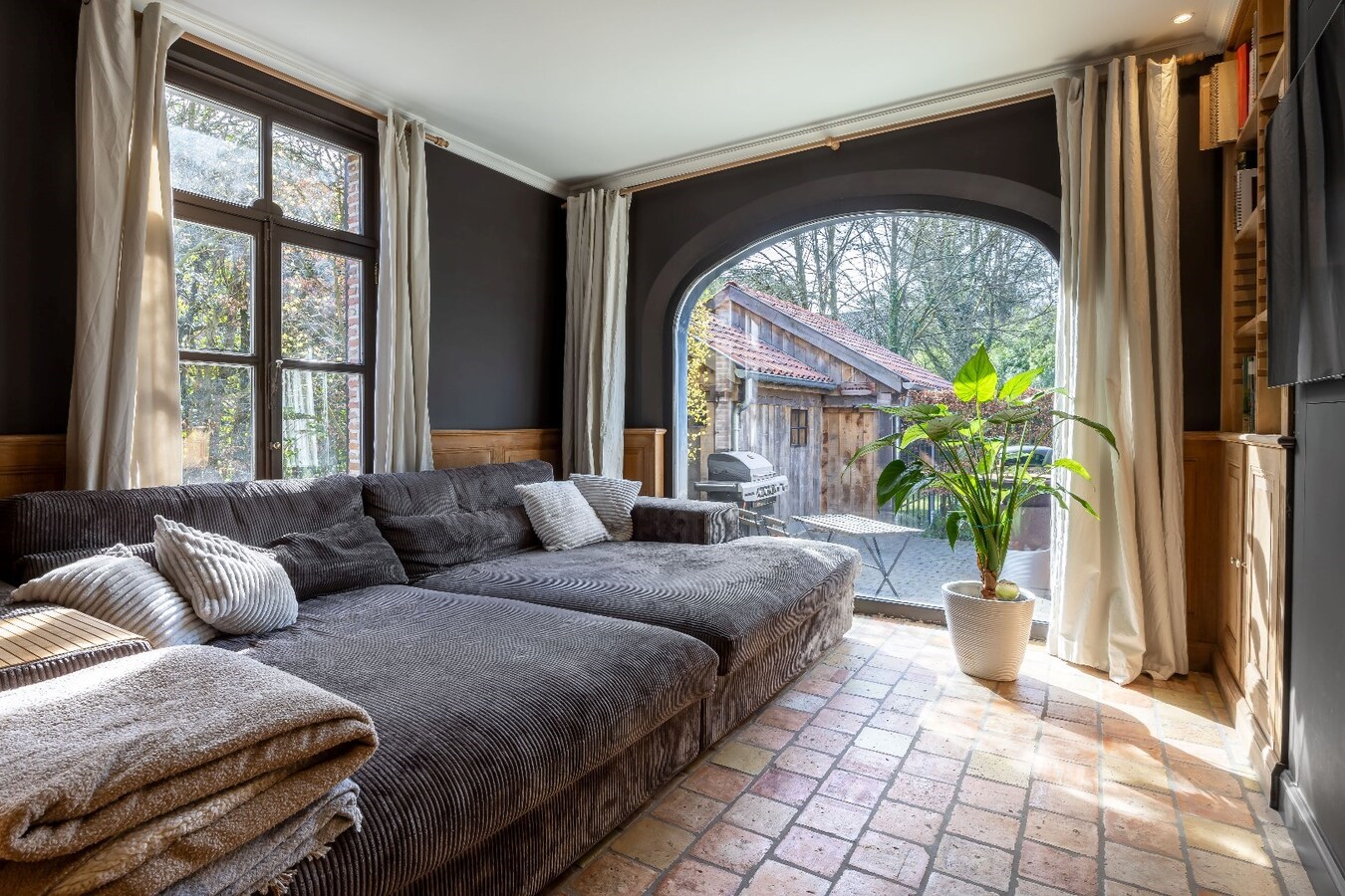 Sels villa met 4 slaapkamers, dubbele carport en garage, Zuid-West tuin op een perceel van 1.991 m² te Schilde - 's-Gravenwezel, 